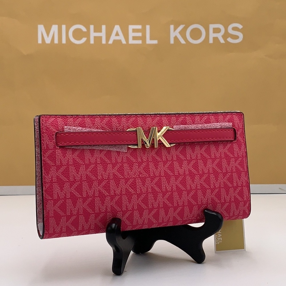 MICHAEL KORS
Reed Large Leather Belted
Shoulder Handbag & Wallet
Electric Pink - Picture 13 of 16